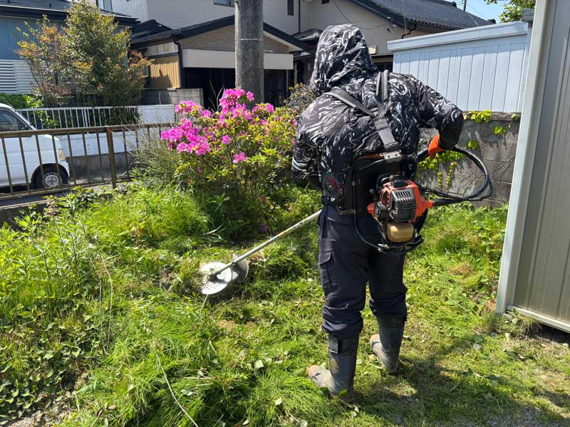 東松島市内空き家の庭の草刈り作業の様子